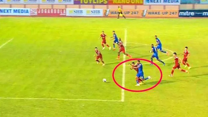 CLB TPHCM thua Quảng Nam từ quả phạt đền gây tranh cãi ảnh 3