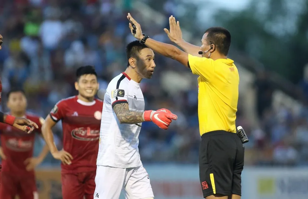 Cầu thủ CLB TPHCM phản ứng trọng tài Đình Thái. Ảnh: VIẾT ĐỊNH