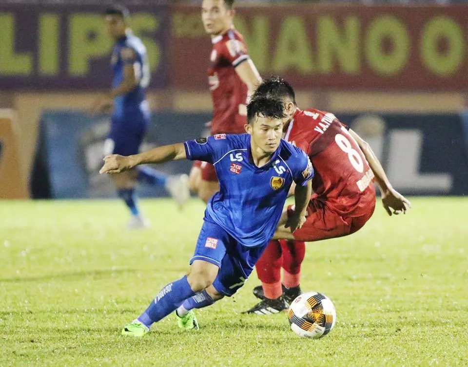 CLB TPHCM thua Quảng Nam từ quả phạt đền gây tranh cãi ảnh 1