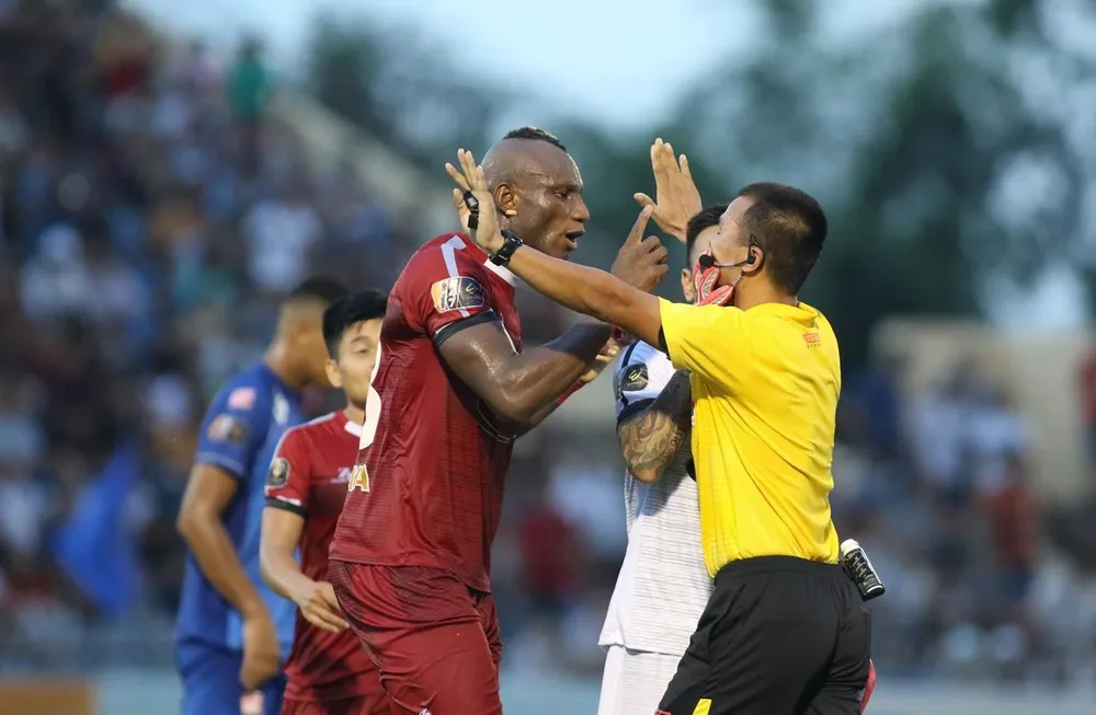 CLB TPHCM thua Quảng Nam từ quả phạt đền gây tranh cãi ảnh 2