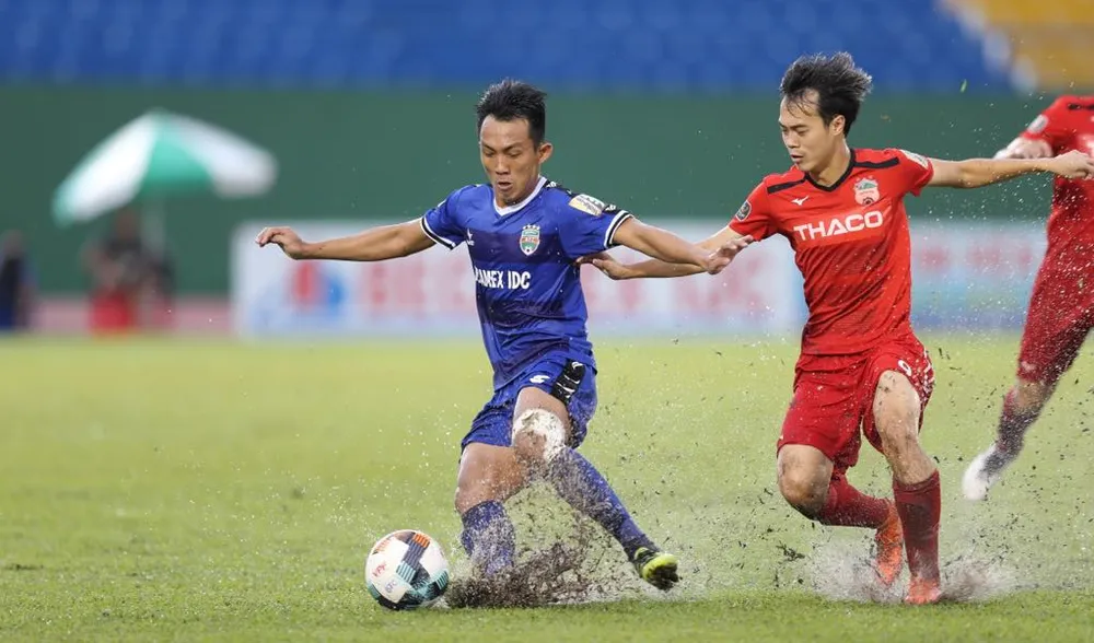 Văn Toàn bế tắc trước sự năng động của hàng thủ B.Bình Dương. Ảnh: DŨNG PHƯƠNG