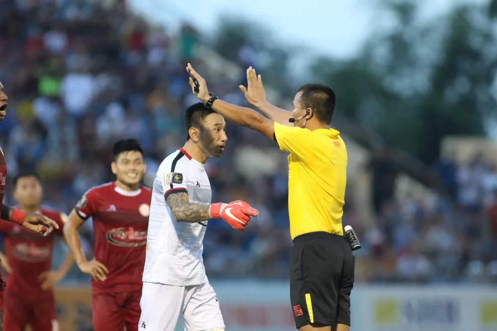 Cầu thủ CLB TPHCM phản ứng trọng tài trên sân Tam Kỳ. Ảnh: Viết Định