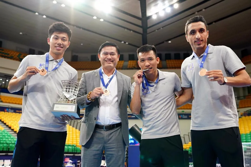 Ông Trần Anh Tú, thủ quân Văn Vũ cùng các ngoại binh đồng hành với đội tại giải lần này. Ành: Độc Lập