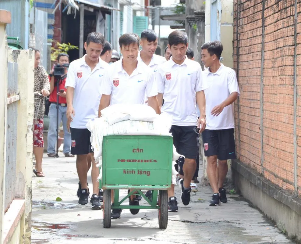 Hoạt động công tác xã hội của cầu thủ CLB Long An vào sáng 23-8. Ảnh: ANH TUẤN