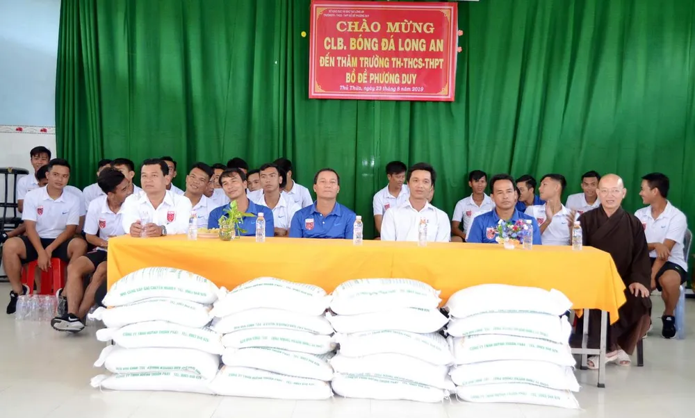 CLB Long An làm công tác xã hội ảnh 3