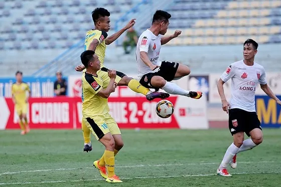 Long An bất ngờ thắp lại hy vọng tranh suất đi dự play-off. Ảnh: Minh Hoàng