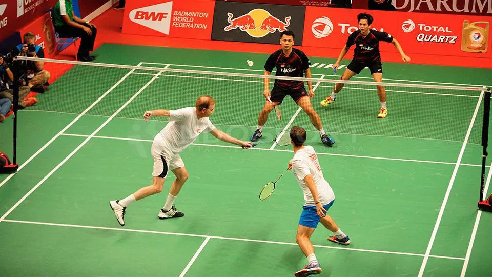 Tay vợt 63 tuổi Mathew Fogarty (trái) thi đấu tại Giải vô địch cầu lông thế giới 2019.