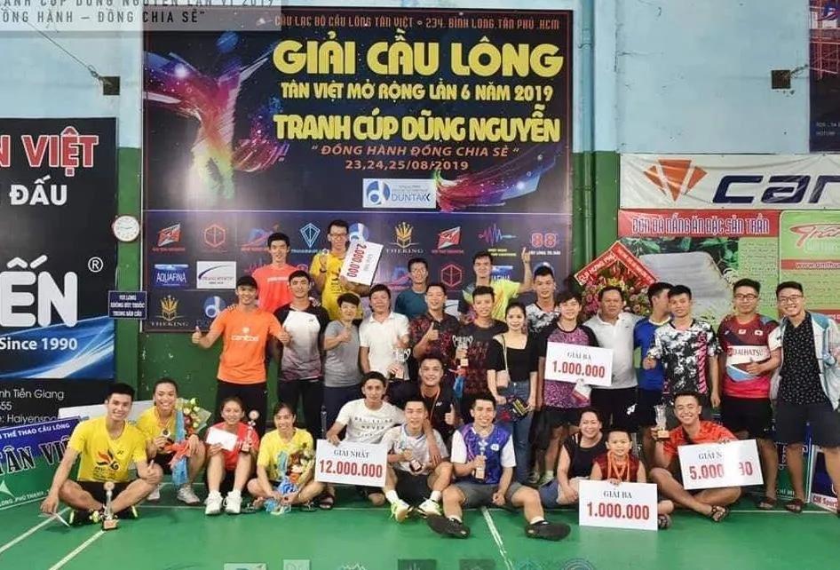 BTC chụp ảnh lưu niệm cùng các VĐV đoạt giải. Ảnh: Anh Trần