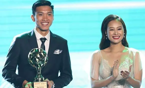 Văn Hậu trong đêm Gala trao giải QBV Việt Nam 2018. Ảnh: Đông Huyền