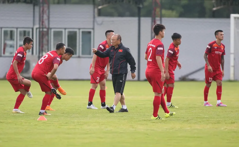 Thầy trò ông Park trên sân tập chiều 1-9. Ảnh: MINH HOÀNG 