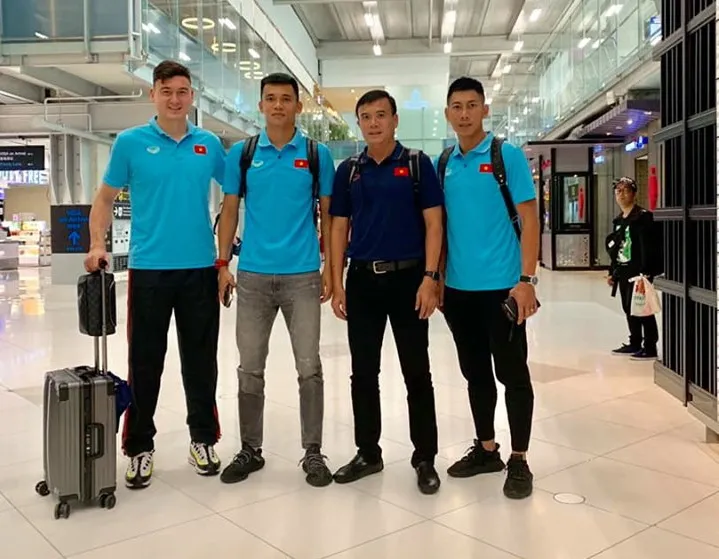 Trợ lý Trần Minh Quang cùng các "người nhện" của đội tuyển tại sân bay. Ảnh: Quang Minh