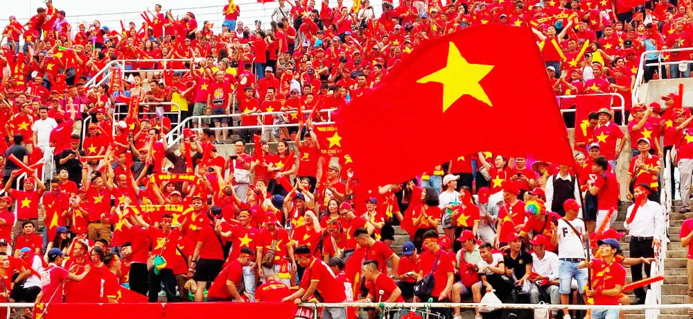 Các CĐV trung thành của bóng đá VIệt Nam nhuộm đỏ khán đài sân Thammasat. Ảnh: DŨNG PHƯƠNG