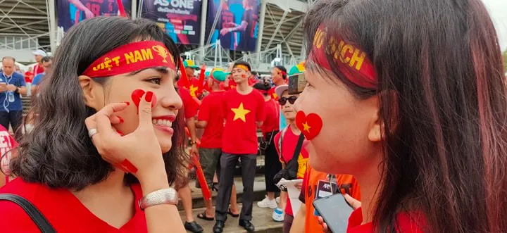 CĐV thổi bùng bầu không khí cuồng nhiệt trước trận Thái Lan - Việt Nam ảnh 3