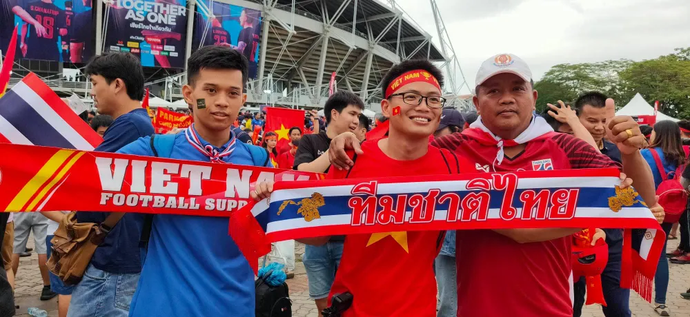 CĐV thổi bùng bầu không khí cuồng nhiệt trước trận Thái Lan - Việt Nam ảnh 7