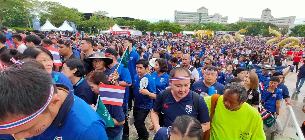 CĐV thổi bùng bầu không khí cuồng nhiệt trước trận Thái Lan - Việt Nam ảnh 5