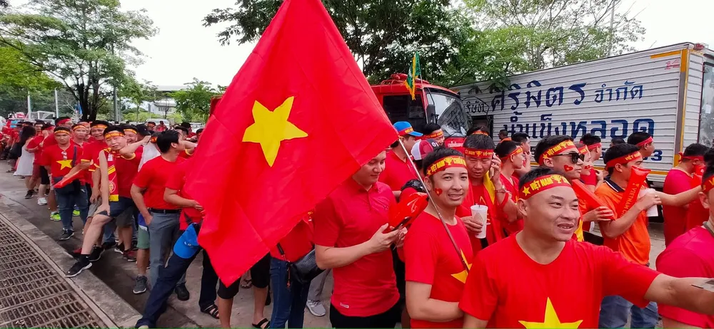 CĐV thổi bùng bầu không khí cuồng nhiệt trước trận Thái Lan - Việt Nam ảnh 2