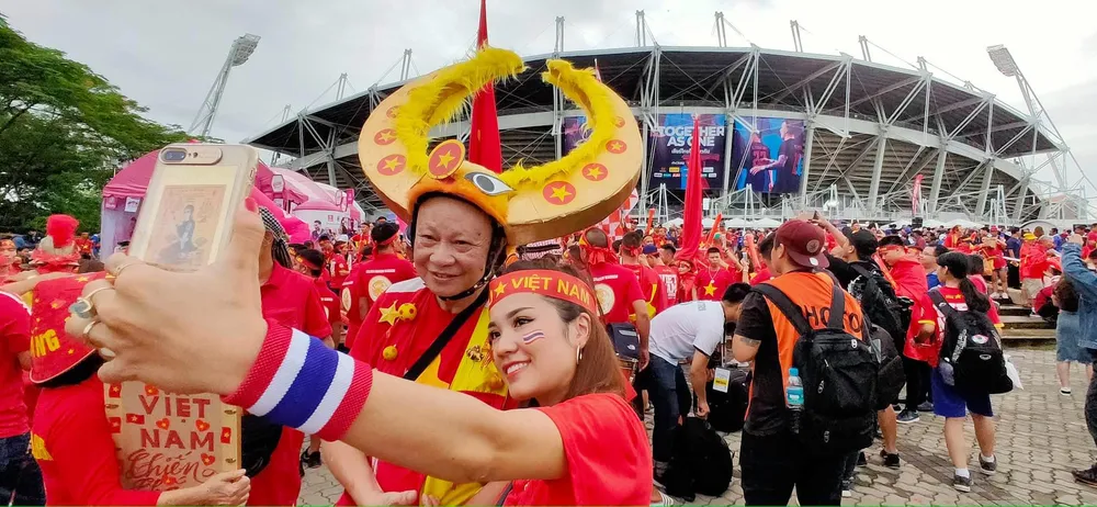 CĐV thổi bùng bầu không khí cuồng nhiệt trước trận Thái Lan - Việt Nam ảnh 4
