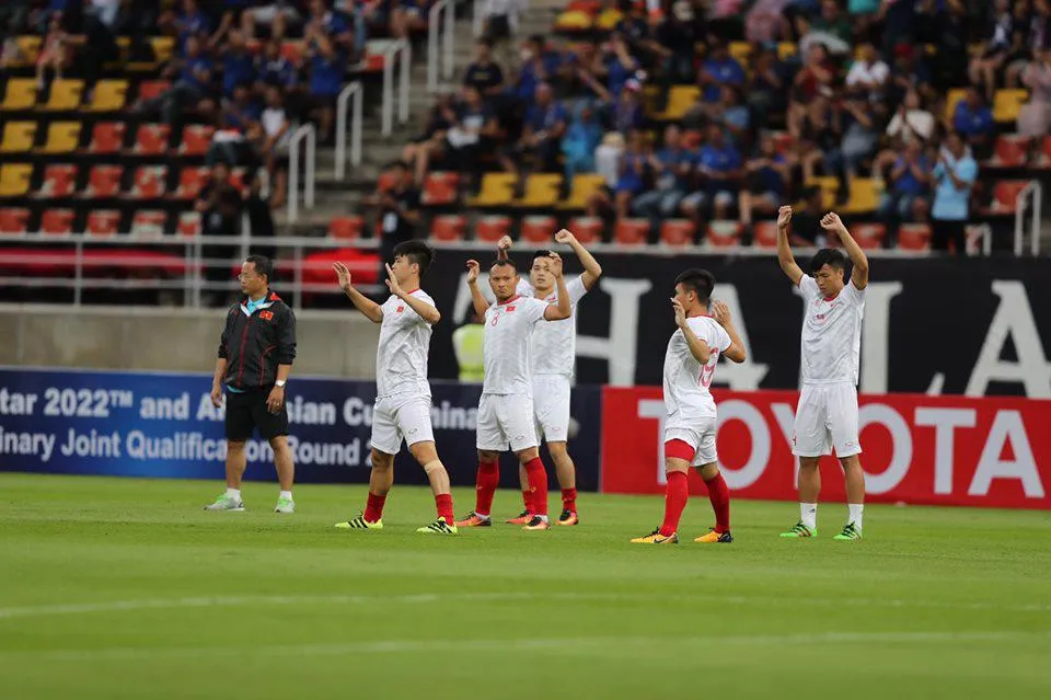 CĐV thổi bùng bầu không khí cuồng nhiệt trước trận Thái Lan - Việt Nam ảnh 9