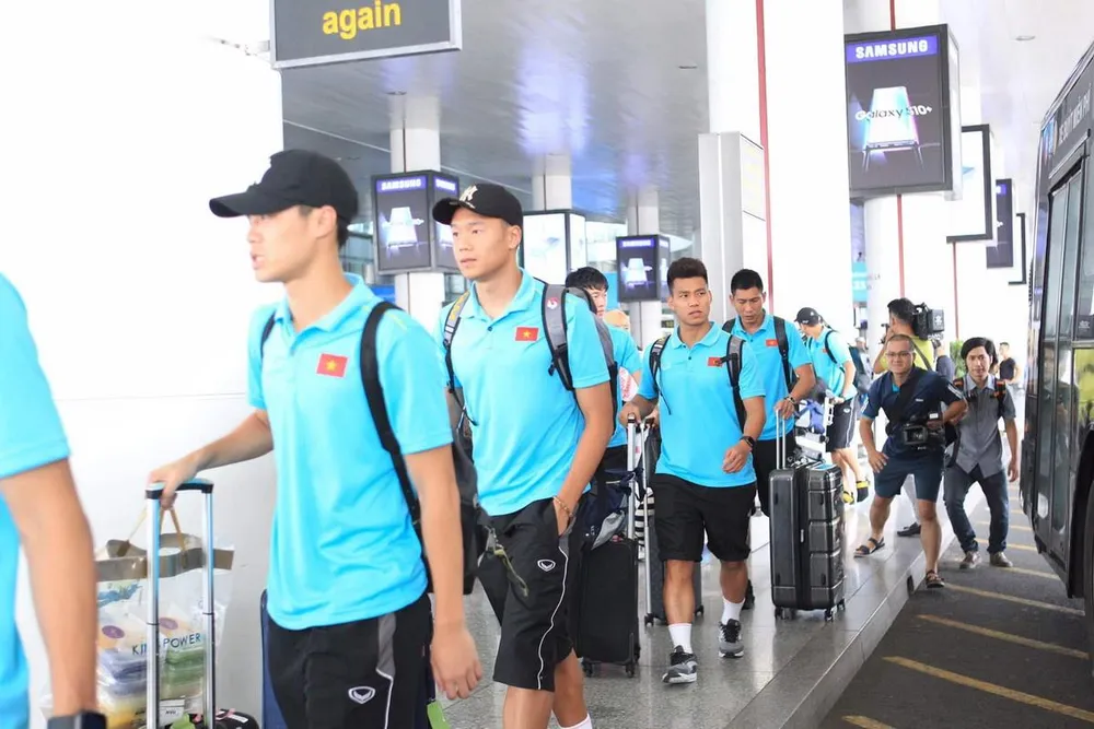 Đội tuyển Việt Nam về nước ảnh 3