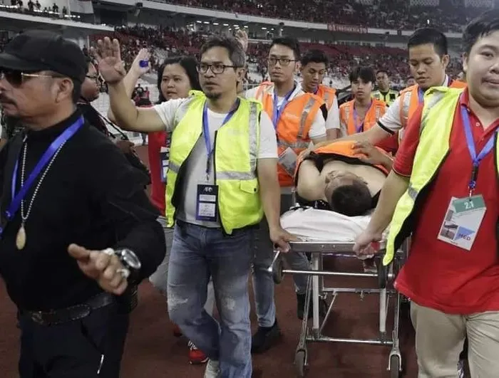 CĐV được đưa đi cấp cứu sau trận Indonesia - Malaysia