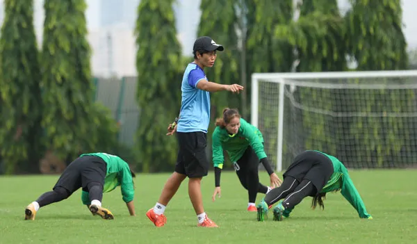 HLV Mai Lan cùng các thủ môn trên sân tập. Ảnh: Đoàn Nhật