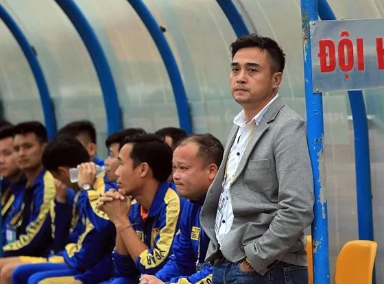 HLV Đức Thắng và trợ lý Thanh Tùng (từ phải sang) khi còn đứng cùng trong khu kỹ thuât đội Thanh Hóa. Ảnh: MINH HOÀNG