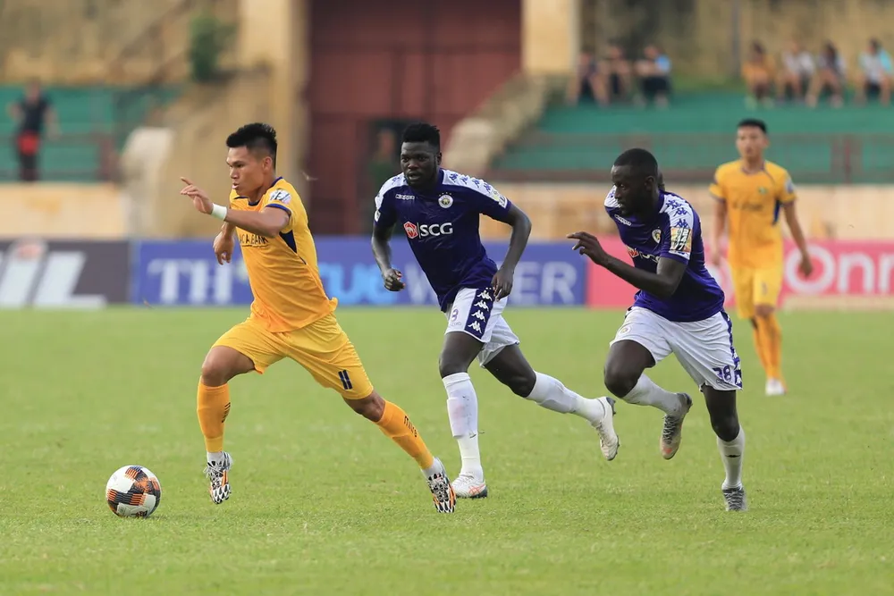 Dù rất cố gắng nhưng SLNA vẫn không thể ngăn cản CLB Hà Nội giành 3 điểm để sớm vô địch. Ảnh: Minh Hoàng