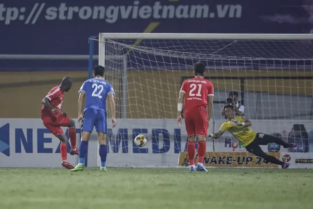 Trọng tài Trương Hồng Vũ 'tỏa sáng' trên sân Hàng Đẫy ảnh 2