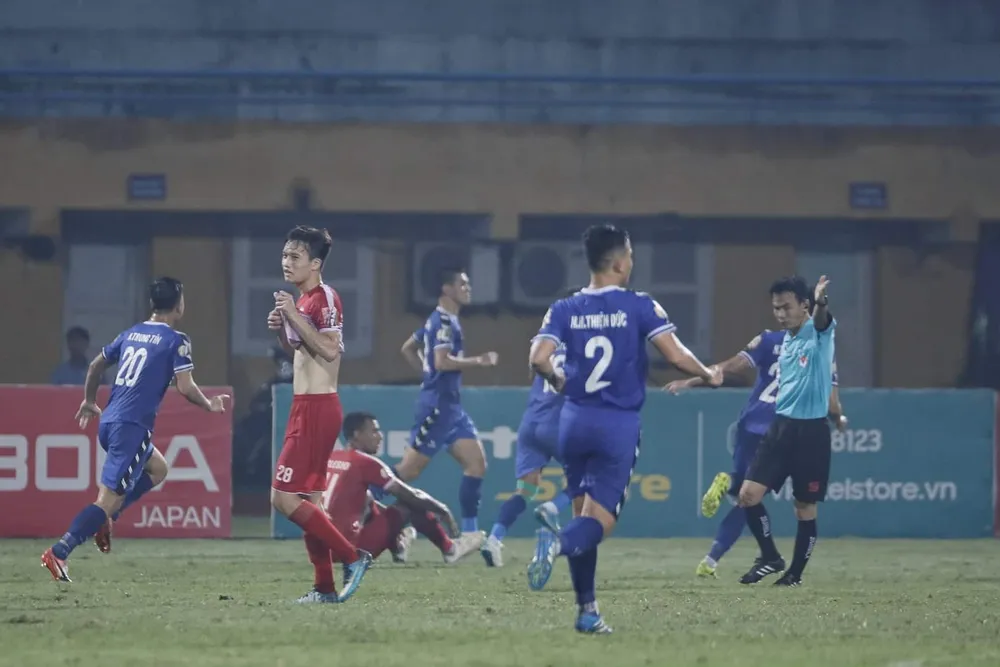 Trọng tài Trương Hồng Vũ 'tỏa sáng' trên sân Hàng Đẫy ảnh 3