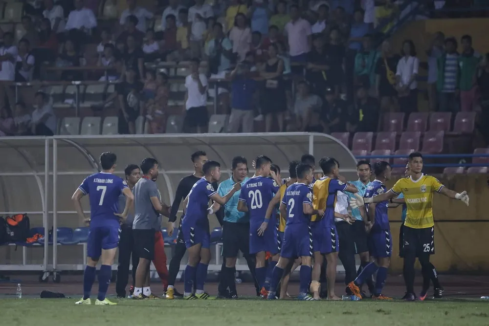 Trọng tài Trương Hồng Vũ 'tỏa sáng' trên sân Hàng Đẫy ảnh 4