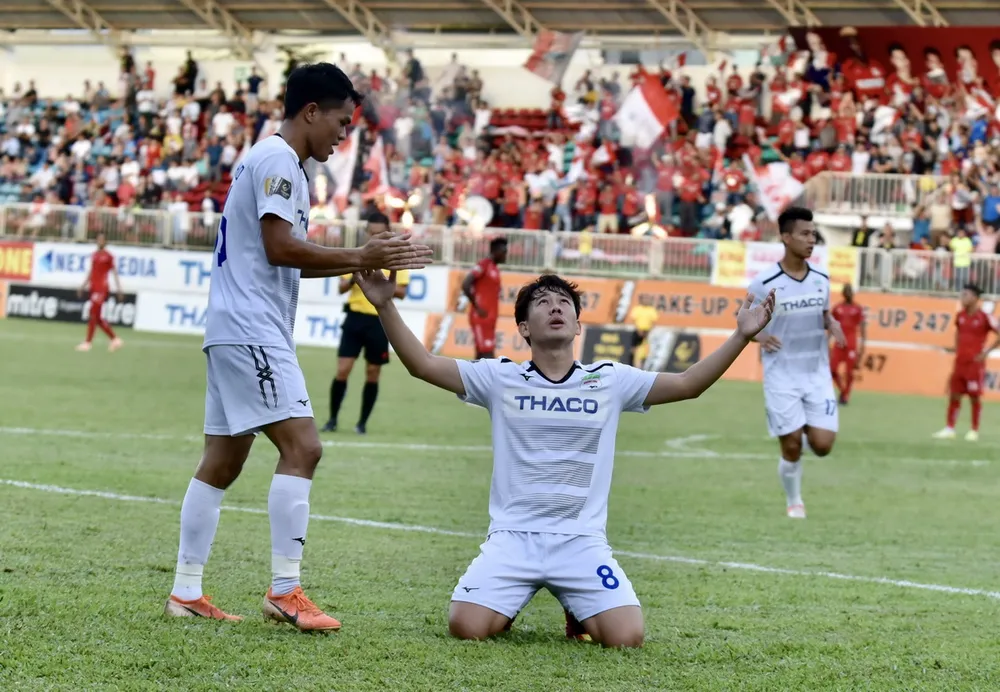 Minh Vương tỏa sáng với 3 bàn thắng cho HA.GL. Ảnh: ANH TIẾN