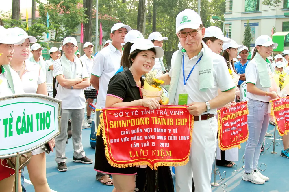 Ông Ryu Jei Man trao cờ lưu niệm cho các đoàn VĐV tham dự tại lễ khai mạc