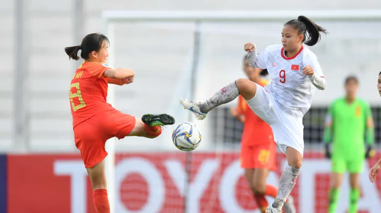 Pha "so giày" của cầu thủ đôi bên. Ảnh: AFC