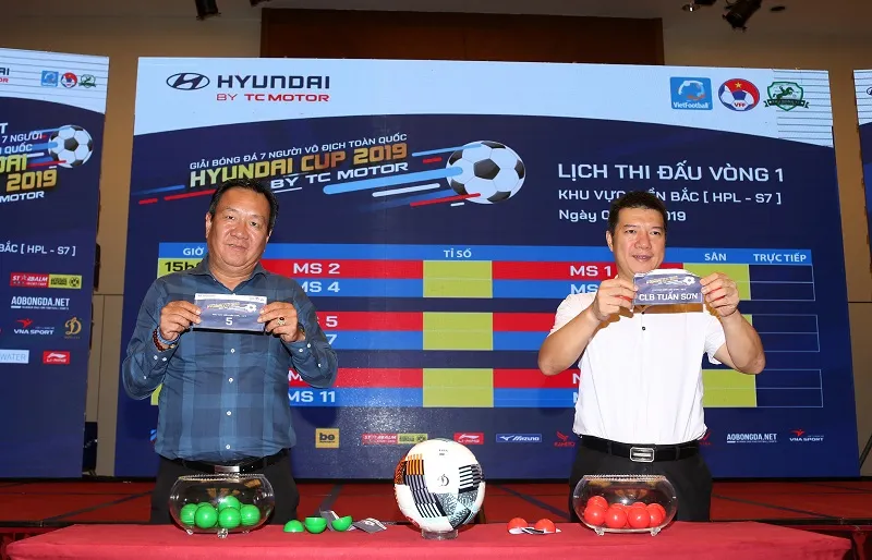 HLV Hoàng Văn Phúc và nhà báo Vũ Quang Huy tại buổi bốc thăm. Ảnh: Anh Trần