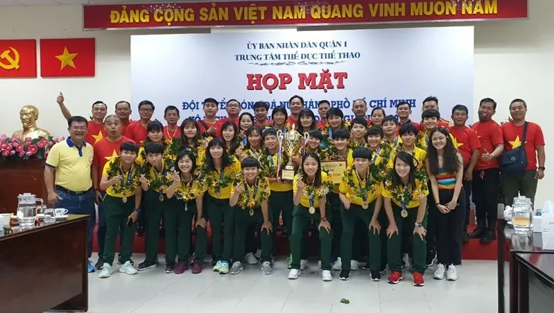 Đội tuyển nữ TPHCM vinh quang trong ngày về ảnh 6