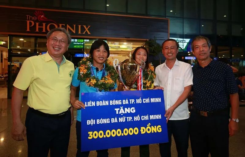 Đội tuyển nữ TPHCM vinh quang trong ngày về ảnh 5