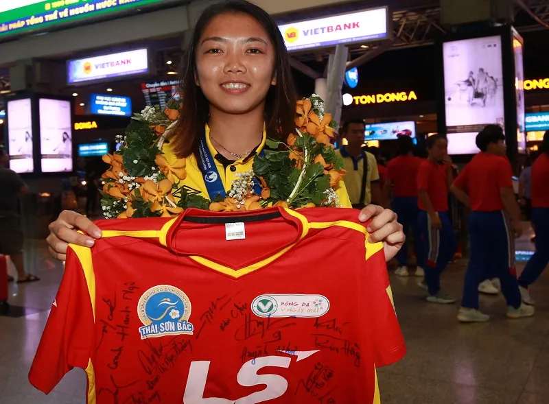 Đội tuyển nữ TPHCM vinh quang trong ngày về ảnh 2