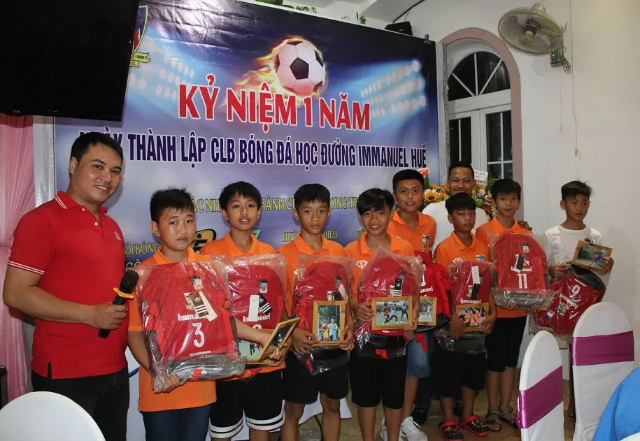 CLB Bóng đá cộng đồng Immanuel Huế đã tròn 1 năm đi vào hoạt động. Ảnh: HỮU THÀNH