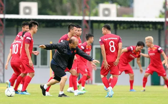 Cặp tiền vệ trung tâm ở trận đấu gặp Malaysia: Hùng Dũng và ai nữa? ảnh 1