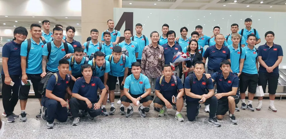 Đại sứ Phạm Vinh Quang ra đón đội tuyển tại sân bay. Ảnh: Đoàn Nhật