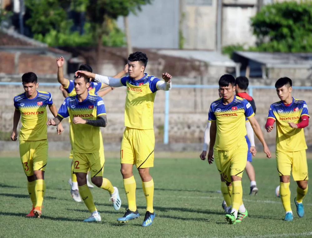 ĐT Việt Nam trên sân tập Gelora Samudra. Ảnh: Đoàn Nhật