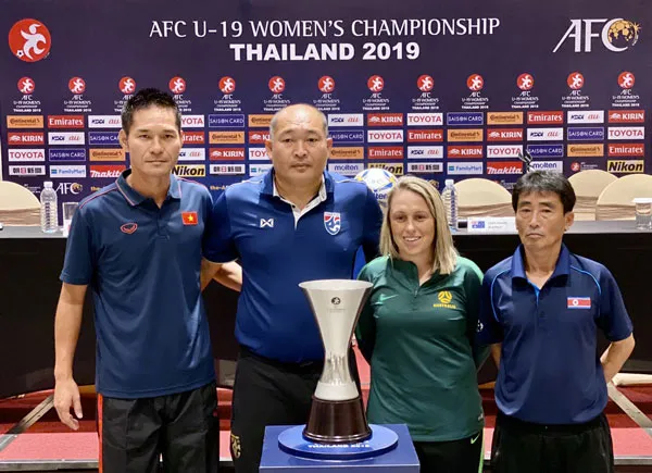 HLV các đội bảng A tại buổi họp báo. Ảnh: Đoàn Nhật