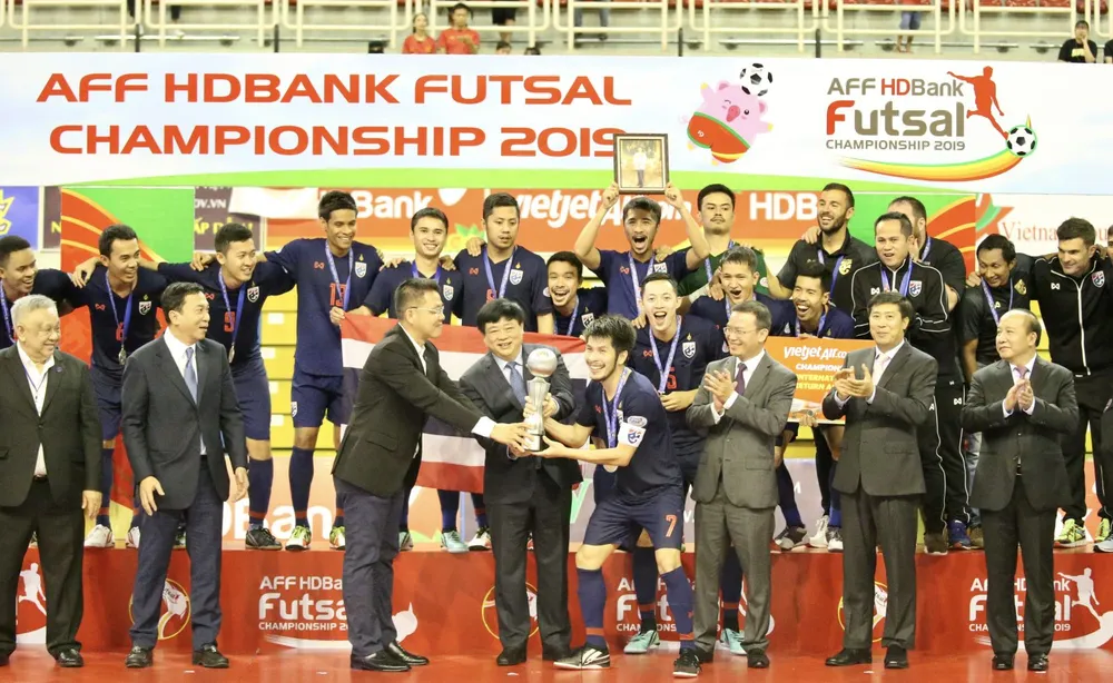 BTC trao Cúp vô địch cho đội Thái Lan. Ảnh: Anh Trần