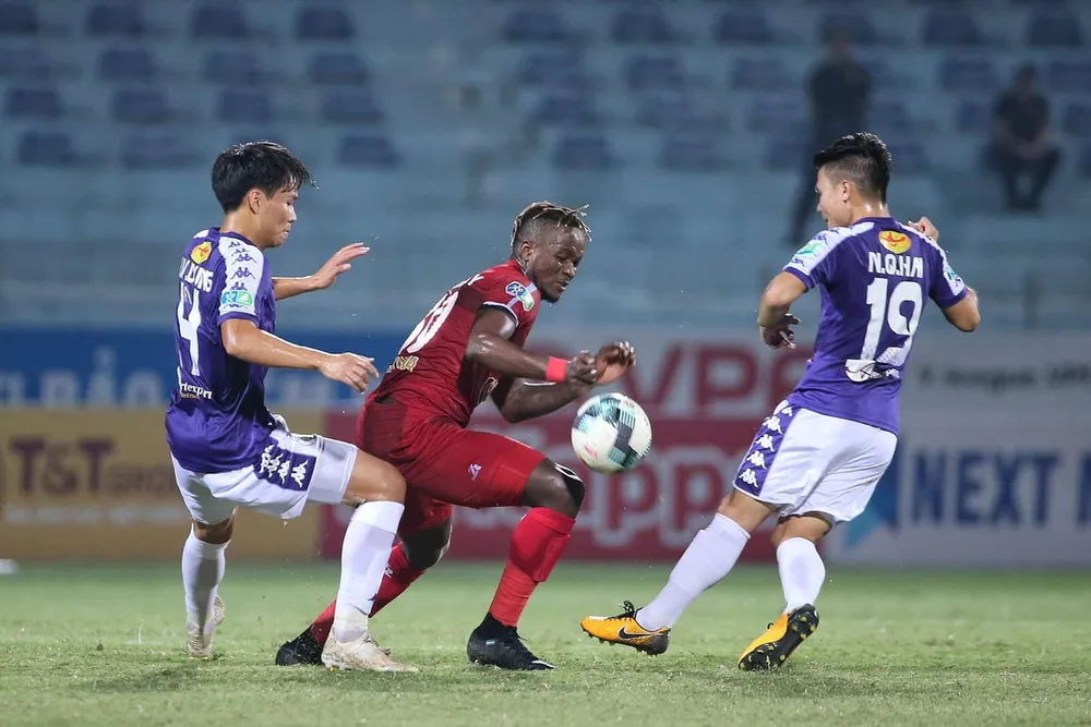 Trọng tài lại bị phản ứng trong trận Hà Nội - TPHCM ở Cúp Quốc gia 2019 ảnh 1