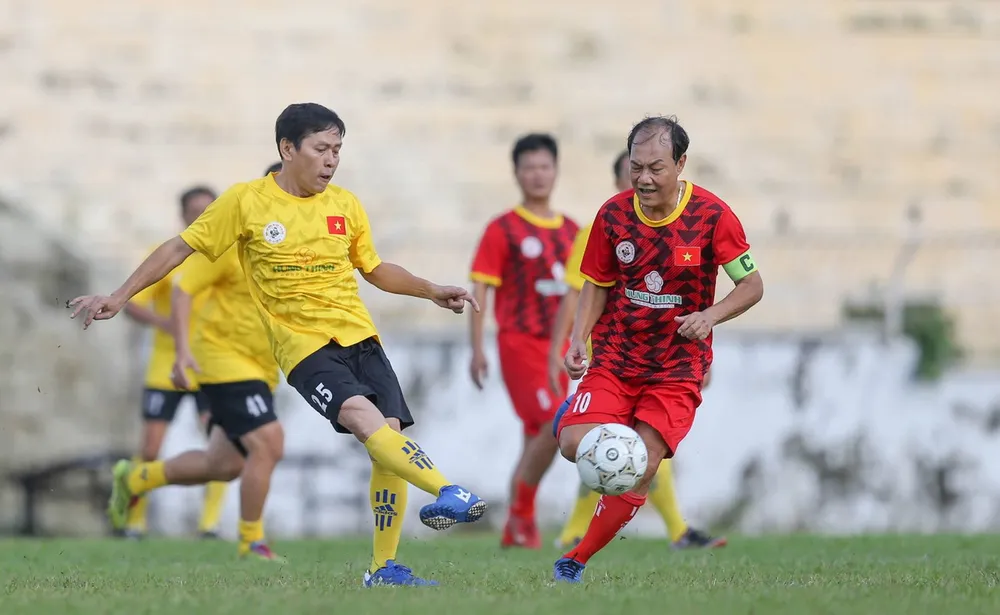 Nguyễn Cao Cường (phải), Vua phá lưới giải A1 toàn quốc 1984 của CLB Quân đội. Ảnh: Dũng Phương