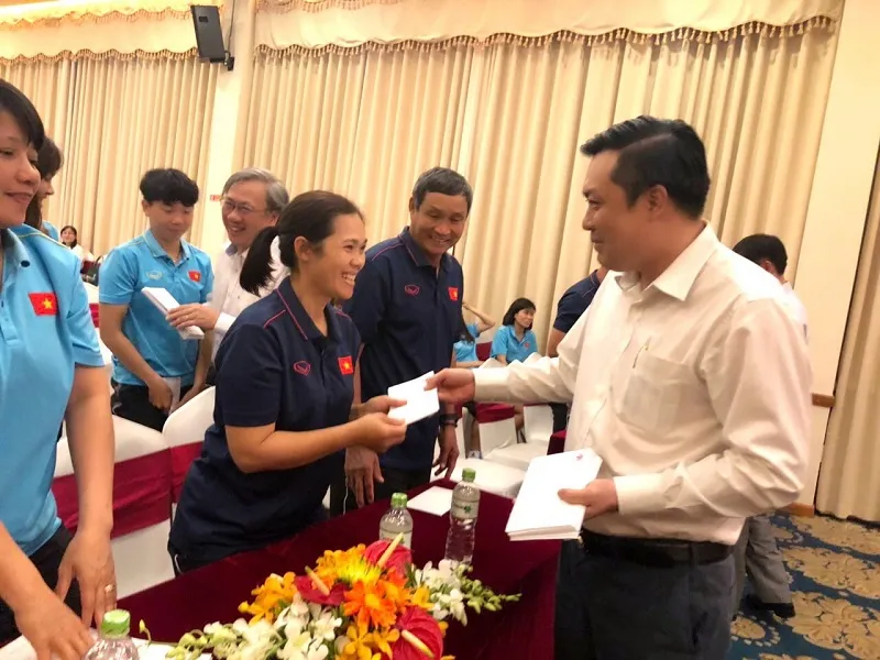 Lãnh đạo Tổng cục TDTT và VFF găp gỡ hai đội bóng Việt Nam ảnh 2