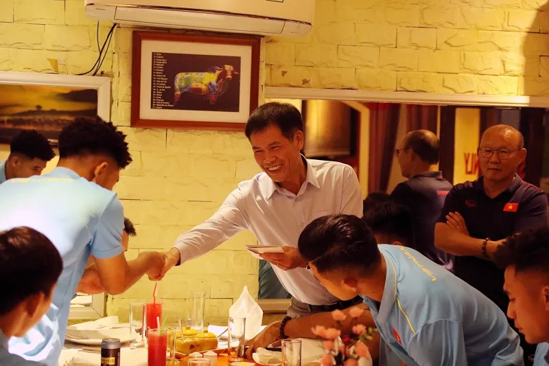 Lãnh đạo Tổng cục TDTT và VFF găp gỡ hai đội bóng Việt Nam ảnh 1