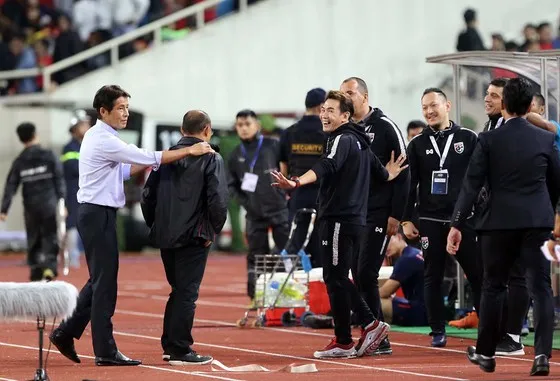 HLV Arika trong cuộc so tài cùng ông Park trên sân Mỹ Đình mới đây. Ảnh: Anh Khoa