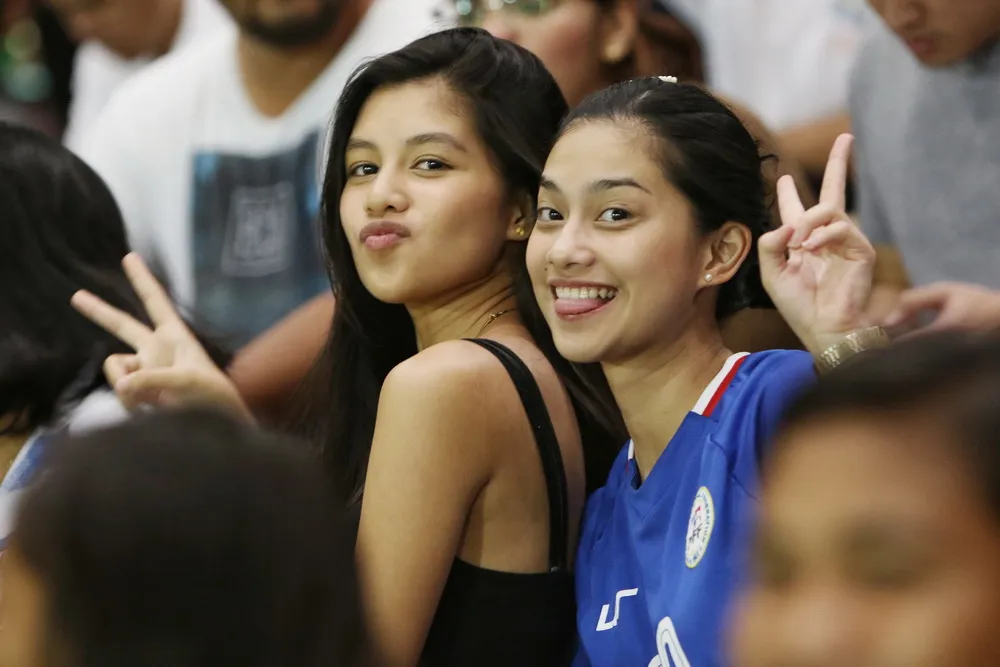 Rất nhiều bóng hồng xinh đẹp xuất hiện trên khán đài, khiến trận bán kết giữa Việt Nam và Philippines đã nóng lại càng thêm nóng.