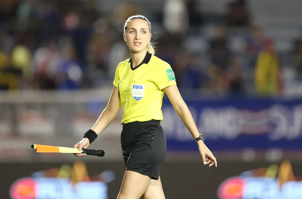 Nữ trọng tài xinh đẹp gây sốt trận chung kết bóng đá nữ ảnh 2